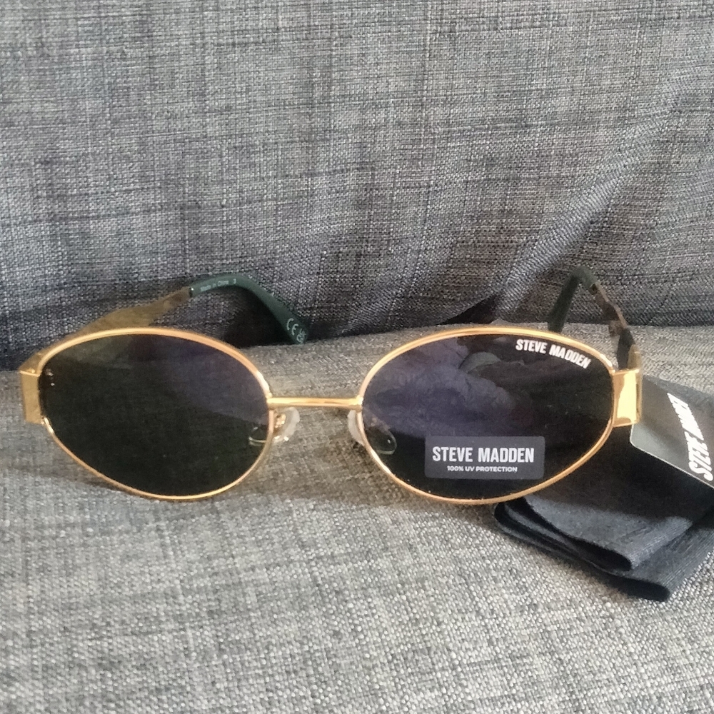 Steve Madden Mystie Gold Sunglasses with Dark Lenses And Black Case - Picture 6 of 6